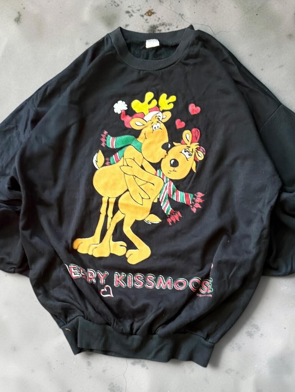 Vintage 90s "Merry Kiss Moose Graphic Crewneck Sweatshirt Medium Novelty Holiday